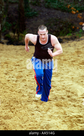 England schnell Bowler Simon Jones auf seine Pre-Saison-Fitness am Merthyr Mawr Sanddünen South Wales UK Stockfoto