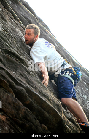 Ein Kletterer macht einen Aufstieg an Barrebjoey Landzunge in der Nähe von Palm Beach Pittwater Sydney Australia Stockfoto