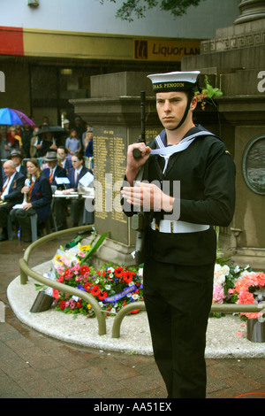 Ein junger Segler Geschenke Arme während einer ANZAC Day Zeremonie am Kriegerdenkmal in Manly Australien Stockfoto