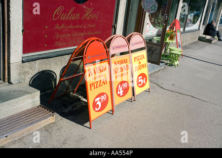 Fast-Food Restaurant Zeichen auf Asphalt, Oulu Finnland Stockfoto