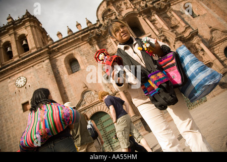 Straßenverkäufer auf dem Hauptplatz in Cuzco, Peru Stockfoto