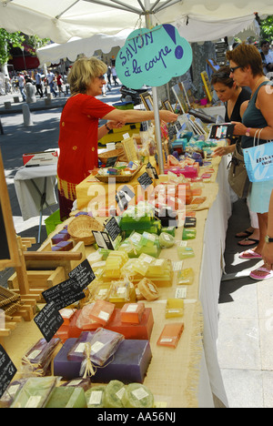 handgemachte Seife am Marktstand, Provence, Frankreich Stockfoto