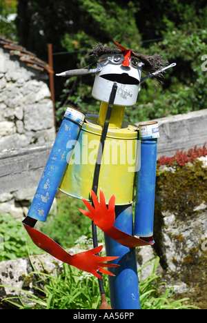 bunte Blechmann Vogelscheuche im Garten, Dordogne, Frankreich Stockfoto