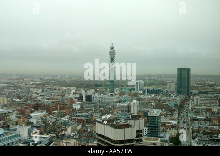 Blick auf London von Centrepoint auf einem grauen, bewölkten Tag zeigt Postamt Turm Stockfoto