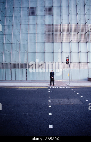 Geschäftsmann am Fußgängerüberweg in London E14 Stockfoto