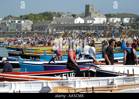 Mannschaften die Vorbereitung auf Rennen der Welt Pilot Gig Meisterschaften, Hughtown, St Mary's, Scilly-inseln, Großbritannien Stockfoto