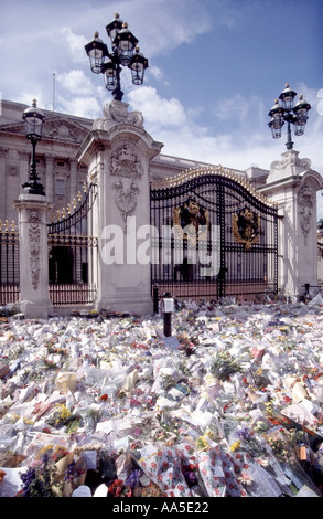 Prinzessin Dianas Tod Buckingham Palace Gates und Anzeige von floral Tribute, die den Bürgersteig und ein Teil der Straße London England UK füllen Stockfoto