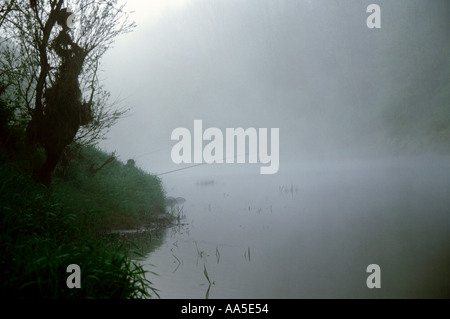 Fischer Landung ein döbel in der Nähe von sesupe Fluss, Litauen Stockfoto