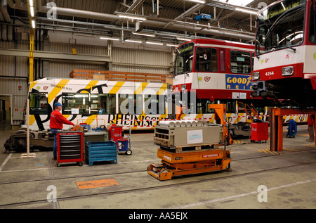 Im Inneren der Rheinbahn Straßenbahn Workshops in Düsseldorf zeigt 2 Straßenbahnen (Typ B80) auf das Drehgestell-Drop. Stockfoto