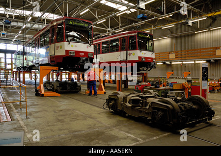 Im Inneren der Rheinbahn Straßenbahn Workshops in Düsseldorf zeigt 2 Straßenbahnen (Typ B80) auf das Drehgestell-Drop. Stockfoto