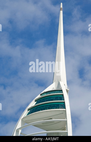 Vertikale Nahaufnahme von den unberührten weißen Spinnaker Tower zeigt drei Aussichtsplattformen gegen ein strahlend blauer Himmel Stockfoto