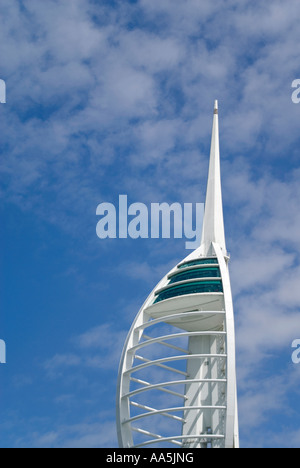 Vertikale Nahaufnahme von der Spinnaker Tower zeigt drei Aussichtsplattformen gegen ein strahlend blauer Himmel Stockfoto