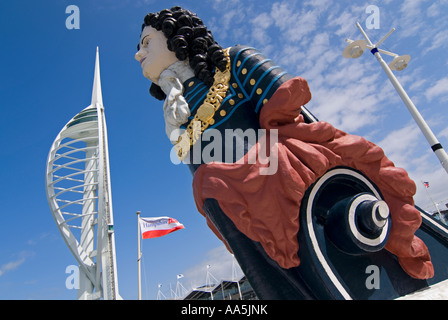 Ein altes Schiff Galionsfigur in Gunwharf Quays mit prominenten weißen Spinnaker Tower steigt hinter Nahaufnahme Horizontal. Stockfoto