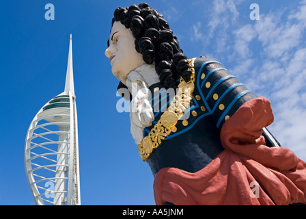 Ein altes Schiff Galionsfigur in Gunwharf Quays mit prominenten weißen Spinnaker Tower steigt hinter Nahaufnahme Horizontal. Stockfoto