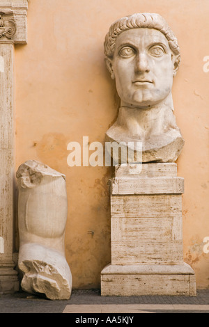 Italien Rom. Palazzo dei Conservatori, Kapitolinische Museen, Fragmente von der kolossalen Statue von Kaiser Constantine ich. Stockfoto