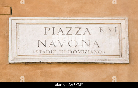 Italien Rom Piazza Navona Namensplakette an ockerfarbenen Wand Stockfoto