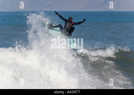Joss Ash, englischer Meister Surfen seine lokalen Pause im Frühjahr 2006 Stockfoto