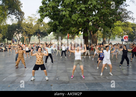 Hanoi, Vietnam. Aerobic-Kurs auf einem öffentlichen Platz, Hoan-Kiem-See im Hintergrund Stockfoto