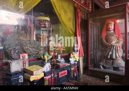 Oh ein, Vietnam. Altar und Statue des Mandarin Quan Binh im Quang Cong Tempel Weltkulturerbe der UNESCO Stockfoto