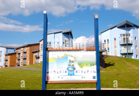 Mehrfamilienhäuser und Informationstafel an der Millennium Coastal Park Llanelli Carmarthenshire South West Wales UK Stockfoto