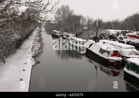Kanalboote Überwinterung auf dem Aylesbury Arm des grand union canal Stockfoto