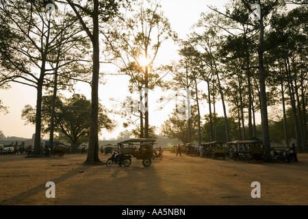 Siem Reap, Kambodscha. Tuk Tuks warten auf Kunden außerhalb Angkor Wat Stockfoto