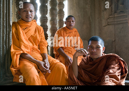 Buddhistische Mönche in Angkor Wat, Tempel Interieur. Kambodscha Stockfoto