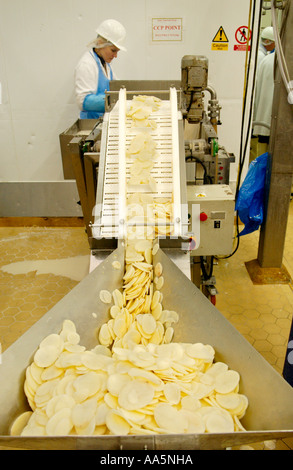 Kartoffel Aloo Pakora Produktionslinie bei Firma, gekühlte Fertiggerichte in Newport South Wales UK GB Stockfoto