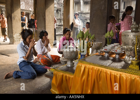 Buddhistische Gläubige an einem Schrein auf dem Gelände von Angkor Wat, Kambodscha Stockfoto