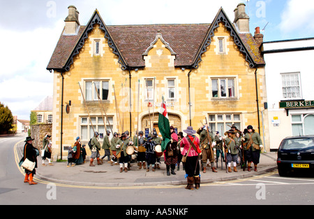 Mitglieder des englischen Bürgerkriegs Sealed Knot Gesellschaft versammeln sich außerhalb NatWest Bank Berkeley Gloucestershire England UK Stockfoto