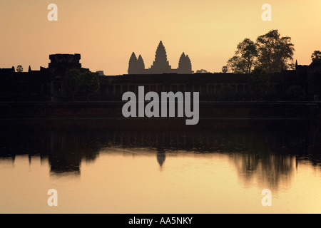 Siem Reap, Kambodscha. Angkor Wat bei Sonnenaufgang, Blick vom über den Burggraben Stockfoto