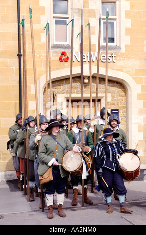 Mitglieder des englischen Bürgerkriegs Sealed Knot Gesellschaft versammeln sich außerhalb NatWest Bank Berkeley Gloucestershire England UK Stockfoto