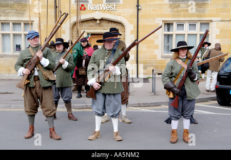 Mitglieder des englischen Bürgerkriegs Sealed Knot Gesellschaft versammeln sich außerhalb NatWest Bank Berkeley Gloucestershire England UK Stockfoto