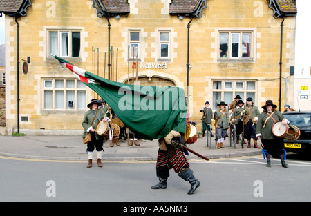 Mitglieder des englischen Bürgerkriegs Sealed Knot Gesellschaft versammeln sich außerhalb NatWest Bank Berkeley Gloucestershire England UK Stockfoto