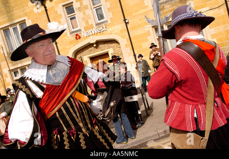 Mitglieder des englischen Bürgerkriegs Sealed Knot Gesellschaft versammeln sich außerhalb NatWest Bank Berkeley Gloucestershire England UK Stockfoto