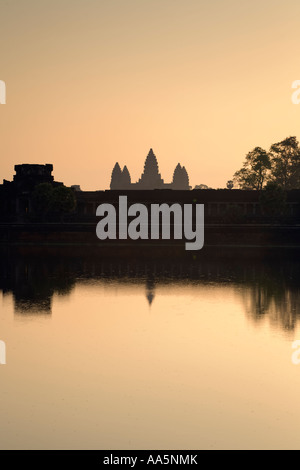 Siem Reap, Kambodscha. Angkor Wat bei Sonnenaufgang, Blick vom über den Burggraben Stockfoto