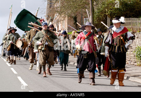 Englischer Bürgerkrieg Sealed Knot Gesellschaft Marsch durch Berkeley Gloucestershire England UK Stockfoto