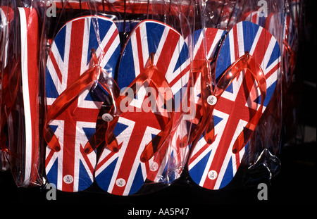 Union Jack Flagge Kautschuk Sandalen für den Verkauf auf Oxford Straße, London, England, Großbritannien Stockfoto