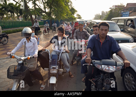 Kambodscha PHNOM PENH Straßenverkehr schwappt auf Pflaster im morgendlichen Berufsverkehr Stockfoto
