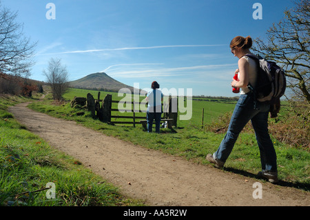 Nähe Topping, in Yorkshire UK mit zwei Wanderer. Platz für Text in den klaren blauen Himmel. Stockfoto