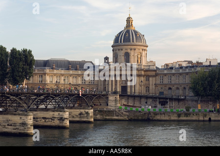 Paris, Frankreich. Pont des Arts und des Institut de France Stockfoto