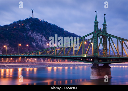 Ungarn BUDAPEST Unabhängigkeit Bridge auch bekannt als Freiheitsbrücke über Donau und Unabhängigkeits-Denkmal am Gellertberg Stockfoto