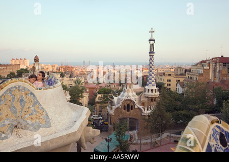 Barcelona, Spanien. Junges Paar an Gran Plaza Circular Terrasse, Parc Güell Stockfoto