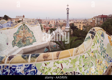 Barcelona, Spanien. Gran Placa kreisförmigen Terrasse am Parc Güell Stockfoto