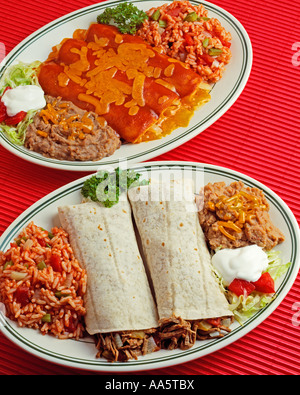 zwei Platten mexikanische Burritos gebackenen Bohnen Reis Sauerrahm Tomate Tomaten Tortilla Rindfleisch Käse Stockfoto