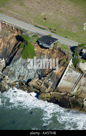 Antenne über dem Haus bereit, fallen in den Pazifischen Ozean entlang Highway One in Sonoma County, Kalifornien Stockfoto