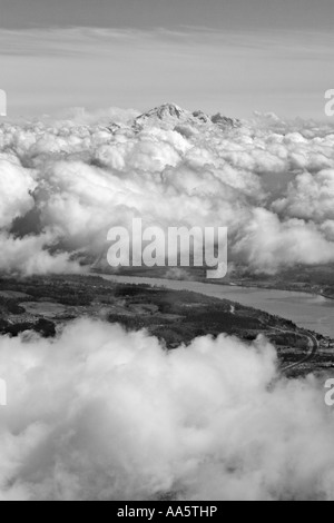 B&W Bild des Mount Baker und dem Fraser River, wie aus der Luft, über und durch eine Schicht von Wolken zu sehen. Stockfoto