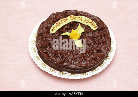 Trüffelkuchen-Sahnehäubchen und geschmolzene Schokolade mit Marzipan Stockfoto