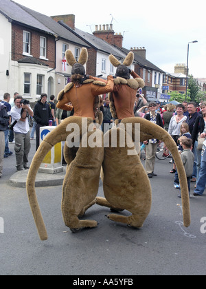 Straßenkünstler Känguru Kostüme tragen. Stockfoto