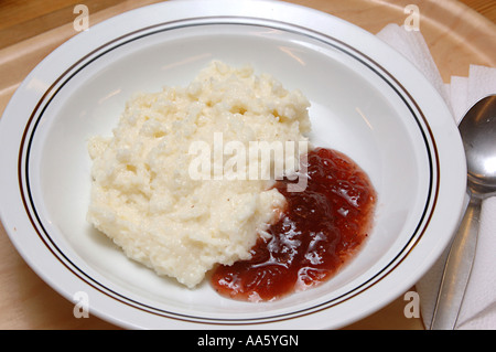 ANG103764 Essen Frühstück Grieß Brei serviert mit Strawberry Jam Stockfoto